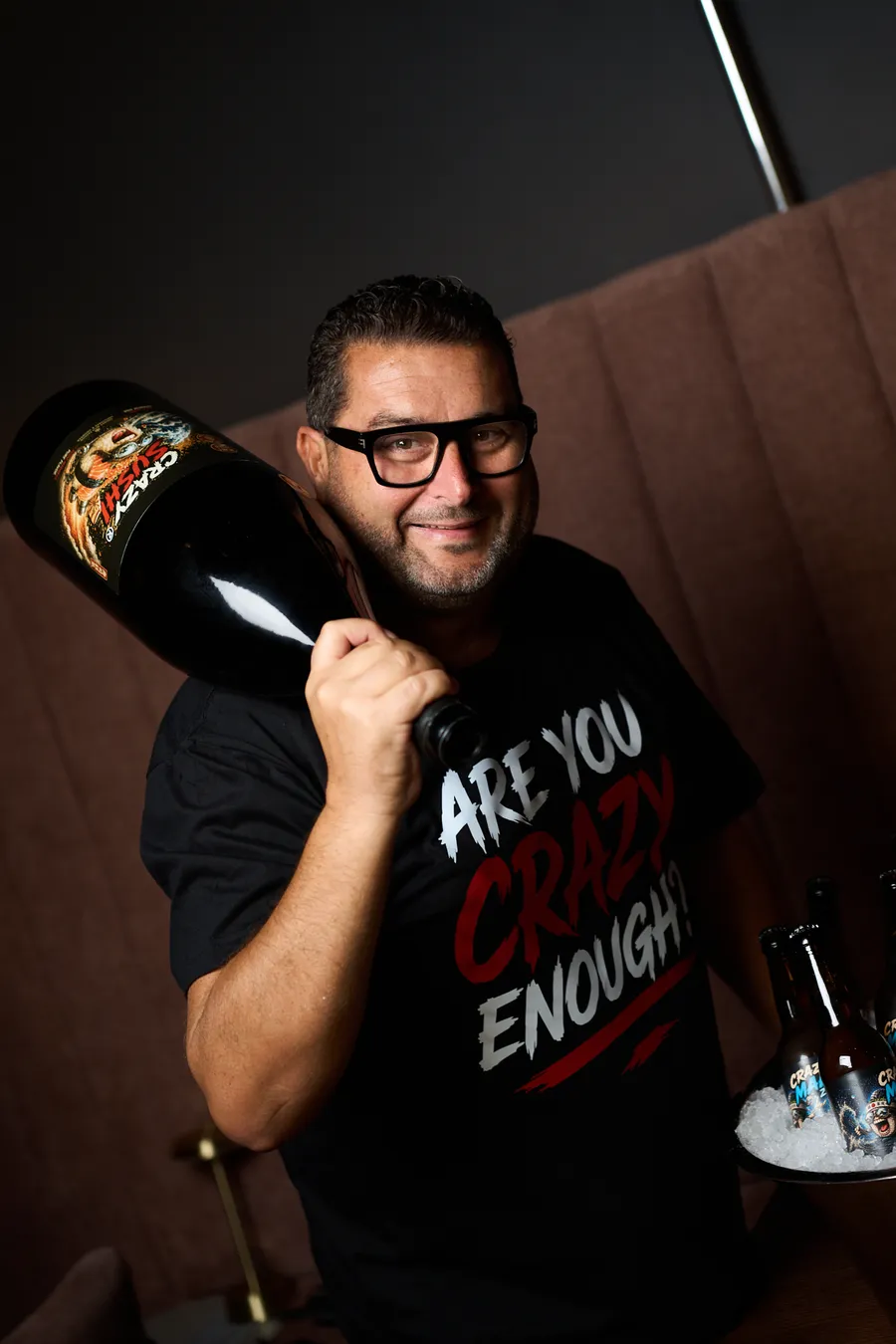 Alexander Andreadis mit der Crazy Sushi Magnumflasche
